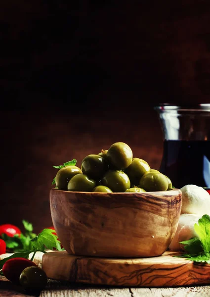 Зеленые оливки, сыр, помидоры и вино — стоковое фото
