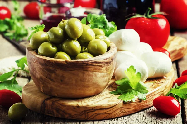 Зеленые оливки, сыр, помидоры и вино — стоковое фото