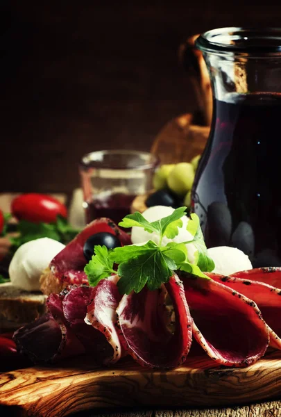 Красное вино и копченая ветчина — стоковое фото