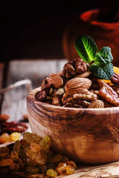 Rozinky, sušené meruňky a různé druhy ořechů — Stock fotografie