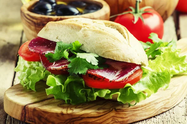 Sandwich en pan de trigo —  Fotos de Stock