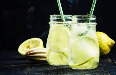 Soda ve buz ile yaz limonata