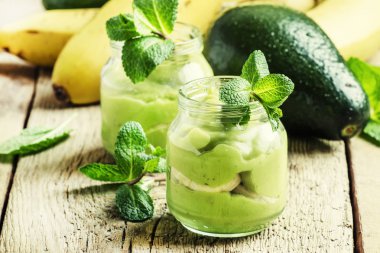 Smoothie muz ve avokado