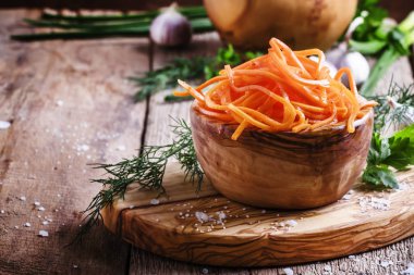 Ahşap bir kase içinde Marine havuç