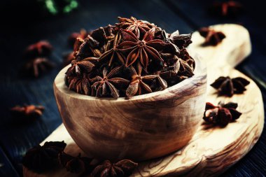 ahşap bir kapta anason yıldız