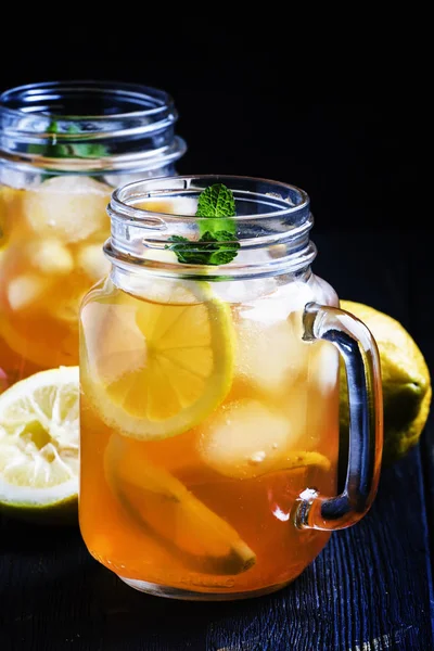 Limonlu çay siyah buz — Stok fotoğraf