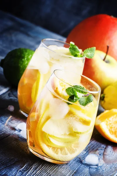 Sangria bianca con frutta e ghiaccio — Foto Stock