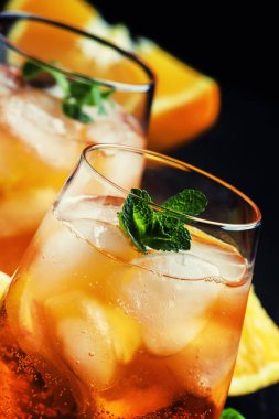 Aperol sprey kokteyli. 