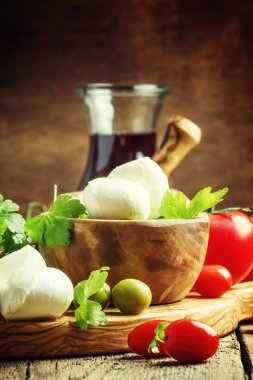 Mozzarella peyniri yeşil zeytin ve domates ile