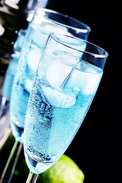 Синий коктейль с ликером — стоковое фото