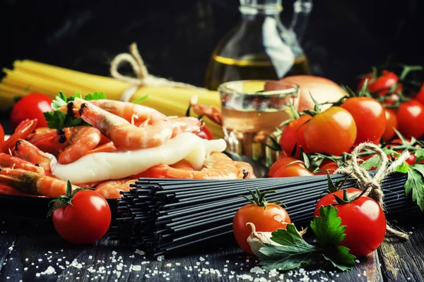 Ingredience pro přípravu černé těstoviny s mořskými plody — Stock fotografie