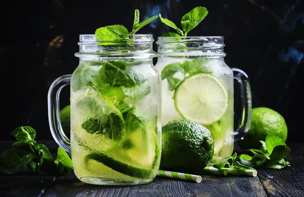 Зелёный чай со льдом и мятой — стоковое фото
