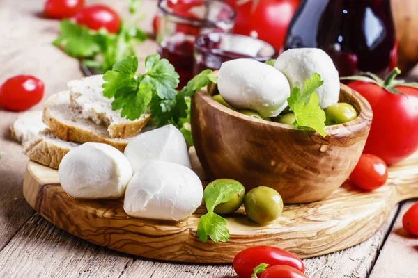 Сир Моцарелла з зеленими оливками та помідорами — стокове фото