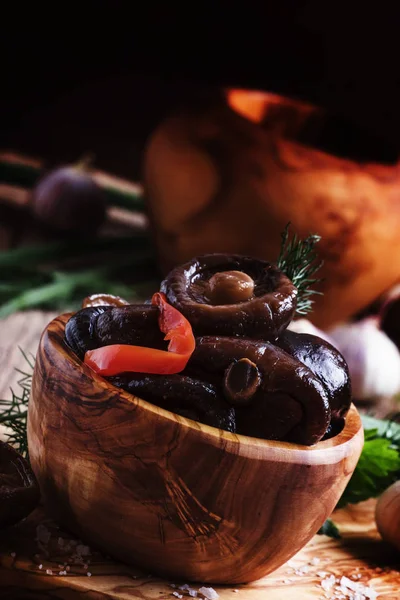 Маринованные грибы с перцем и чесноком — стоковое фото