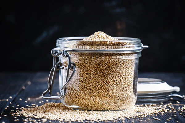 Cevada de quinoa crua em um frasco de vidro — Fotografia de Stock