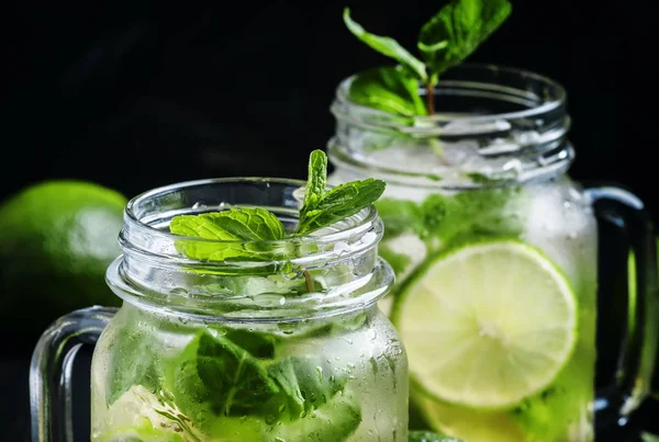 Iced green tea with lime and mint — Stock Photo, Image