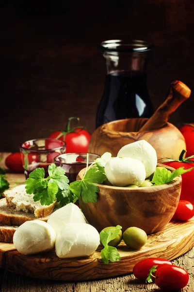 Queso mozzarella con aceitunas verdes y tomates — Foto de Stock