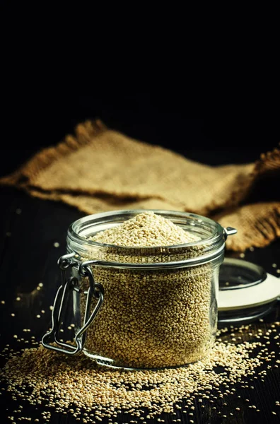 RAW κριθάρι Quinoa σε ένα γυάλινο βάζο — Φωτογραφία Αρχείου