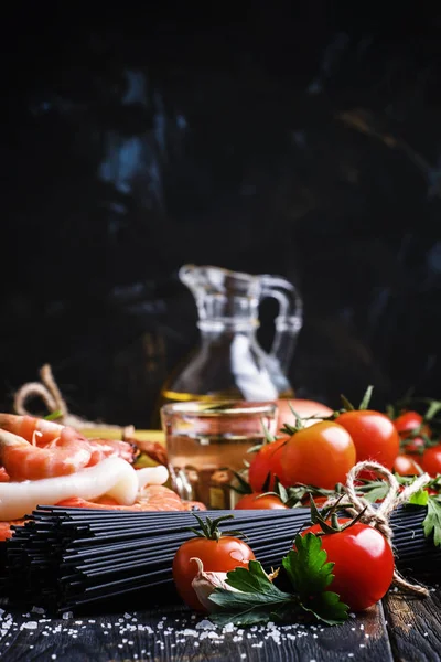 Bahan-bahan untuk membuat pasta hitam dengan makanan laut — Stok Foto