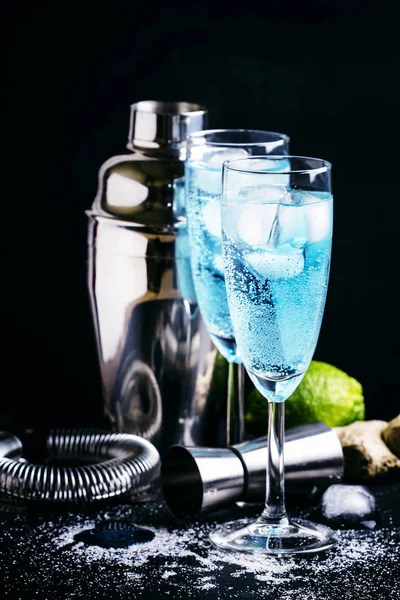 Blauwe cocktail met drank — Stockfoto