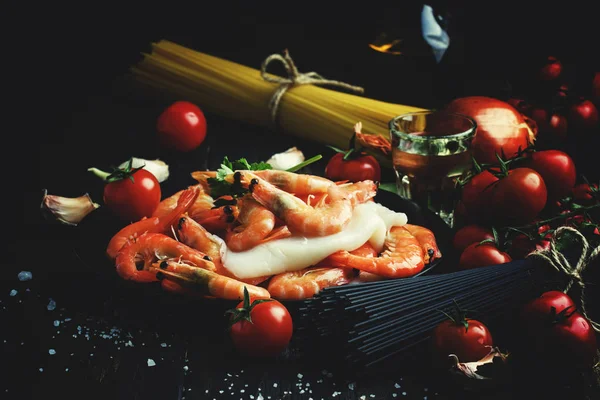 Ingredienser för beredning svart pasta med skaldjur — Stockfoto