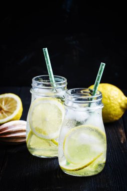 Şişe suyu ile Buzlu limonata