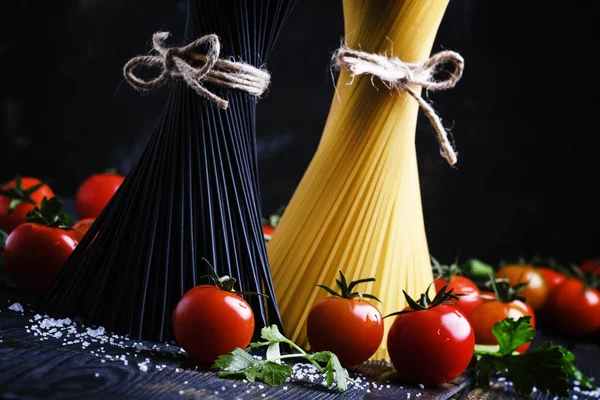 Esparguete não cozido com tomate — Fotografia de Stock