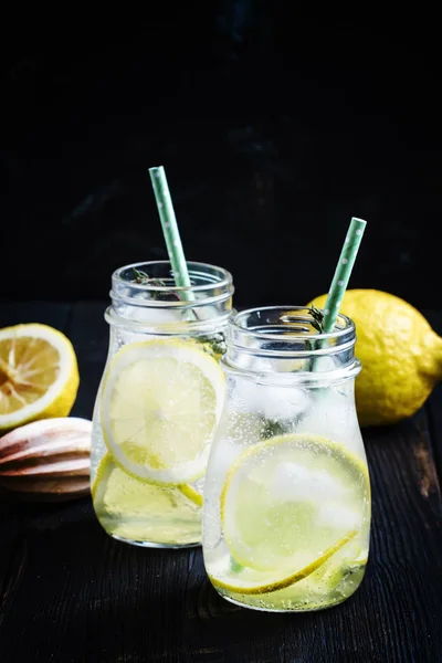 Крижаний лимонад з соком у пляшках — стокове фото