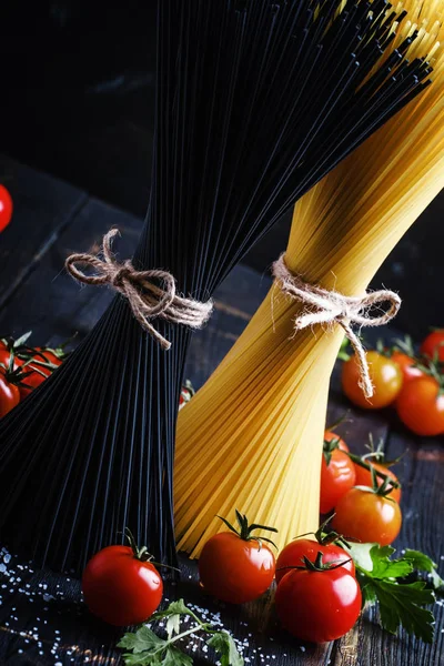 Spaghetti crudi con pomodori — Foto Stock