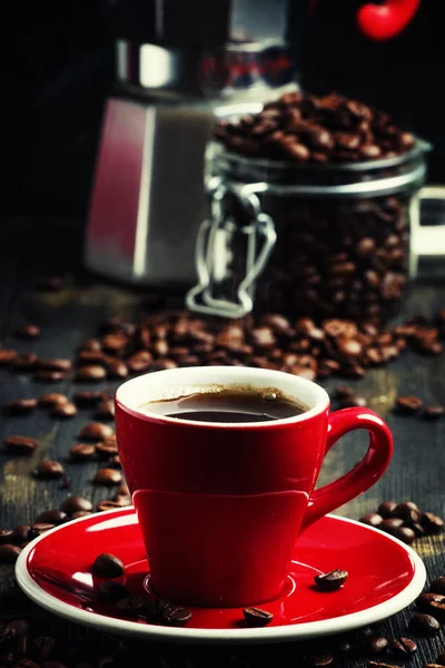 Zwarte koffie in een rode kop — Stockfoto