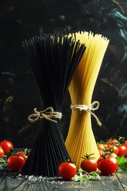 Pişmemiş makarna domates ile