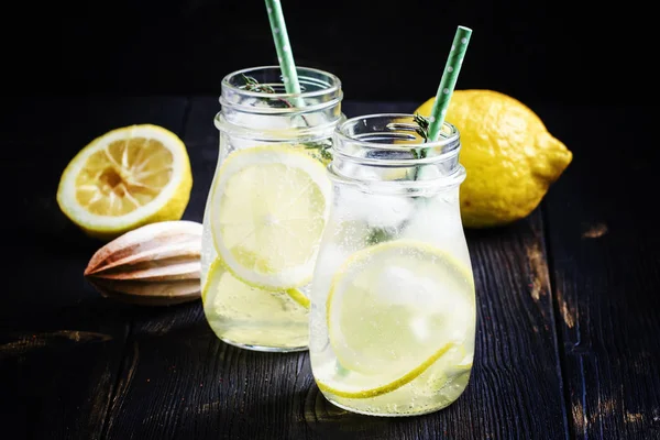Крижаний лимонад з соком у пляшках — стокове фото