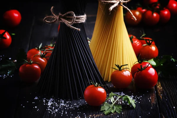 Spaghetti crudi con pomodori — Foto Stock