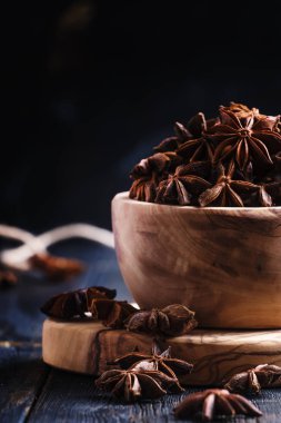 ANIS kase, koyu arka plan