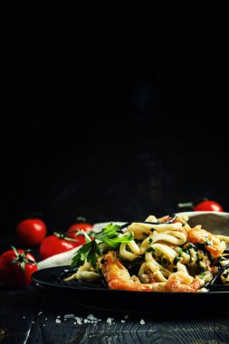 Siyah deniz ürünleri ve domates soslu makarna