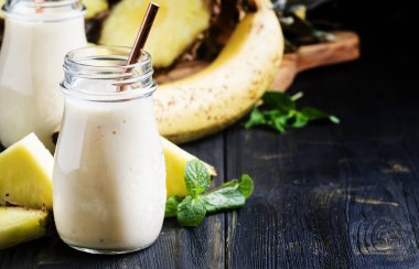 Ananas ve muz smoothies