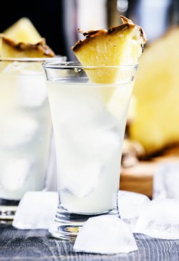 Ananas suyu ile alkollü kokteyl