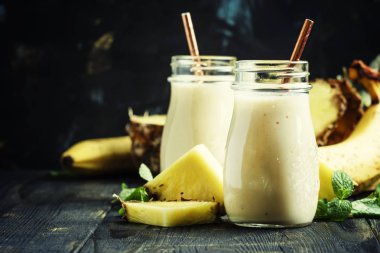 Ananas ve muz smoothies