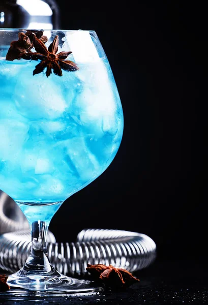 Blå cocktail med is och anis — Stockfoto
