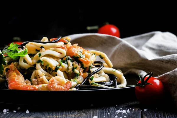 Чорна паста з морепродуктами та томатним соусом — стокове фото