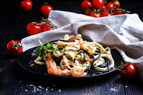 Svart pasta med skaldjur och tomatsås — Stockfoto