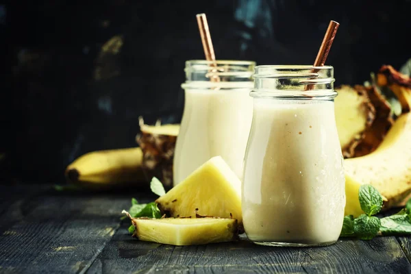 Smoothies from pineapple and banana — Stock Photo, Image