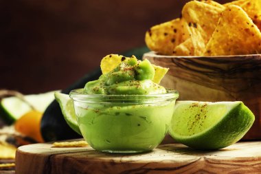 Avokado ve mısır cipsi baharatlı sos