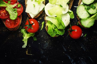 Bruschetta domates, salatalık, peynir ve marul