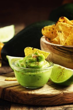 Avokado ve mısır cipsi baharatlı sos