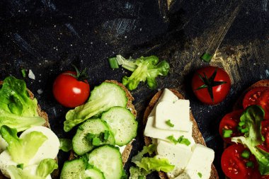 Bruschetta domates, salatalık, peynir ve marul