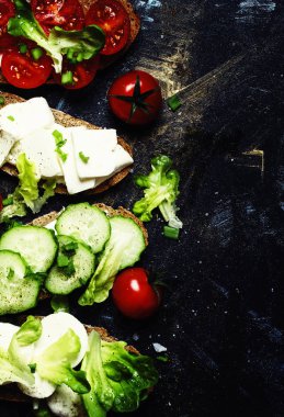 Bruschetta domates, salatalık, peynir ve marul