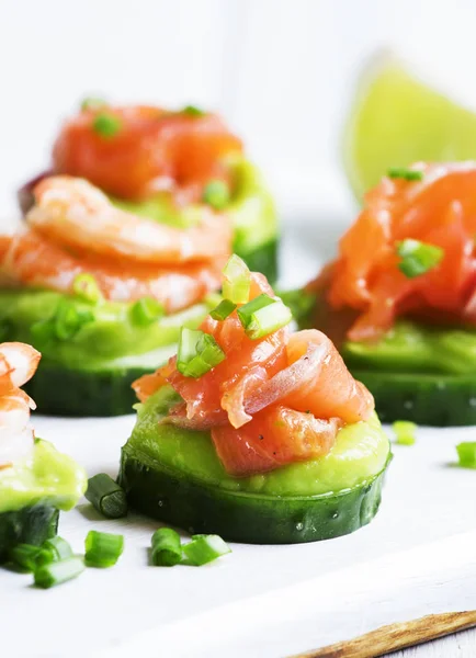 Voorgerecht met komkommer, avocado, zoute forel en garnalen — Stockfoto