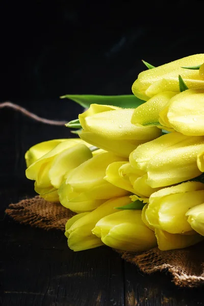 Tulipanes amarillos hermosas flores —  Fotos de Stock