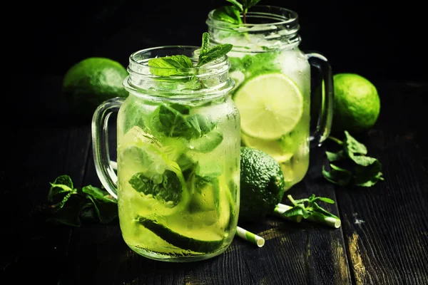 Zielona herbata z miętą i lodem — Zdjęcie stockowe